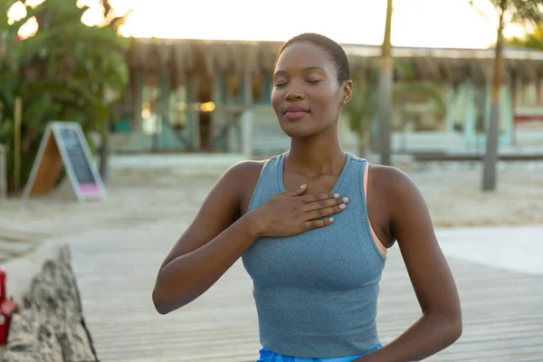 Mutlu Afrikalı Amerikalı Kadın Yoga Meditasyonu Yapıyor Güneşli Sahilde Gözleri — Stok fotoğraf