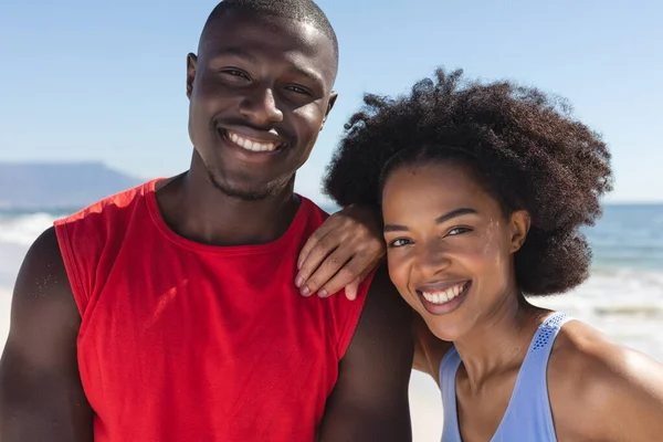 Feliz Apto Casal Afro Americano Abraçando Sorrindo Praia Ensolarada Verão — Fotografia de Stock