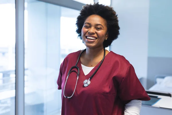 Porträtt Lycklig Afrikansk Amerikansk Kvinnlig Läkare Klädd Skrubb Och Stetoskop — Stockfoto