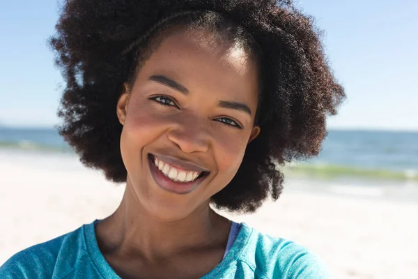 幸せなアフリカ系アメリカ人女性のカメラを見て 日当たりの良いビーチで笑顔の肖像画 ライフスタイル 自由な時間と休暇 変更なし — ストック写真