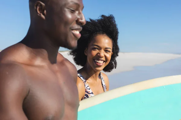 Glad Passar Afrikanskt Amerikanskt Par Som Bär Surfbräda Leende Solig — Stockfoto