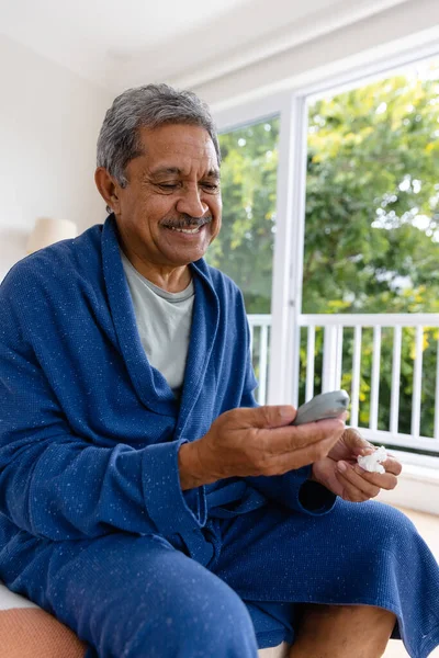 快乐的老人穿着浴衣在家里验血 医疗服务 医疗保健 福利和老年生活方式不变 — 图库照片