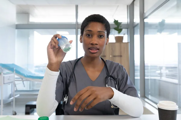 Önlük Giyip Steteskop Kullanan Afro Amerikan Kadın Doktor Hastanede Video — Stok fotoğraf