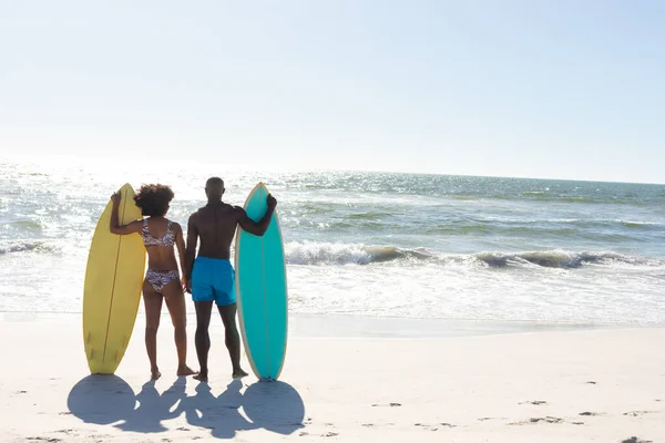 Güneşli Sahile Bakan Sörf Tahtaları Olan Afro Amerikan Çiftin Arka — Stok fotoğraf