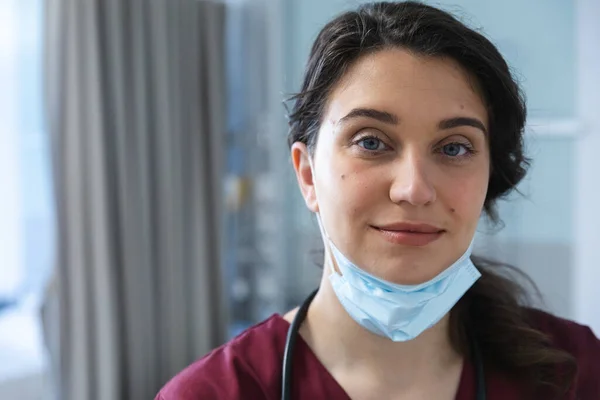 茶色の髪をした幸せな白人女性医師の肖像画 顔のマスクと聴診器を身に着けている 医療と仕事 変更なし — ストック写真