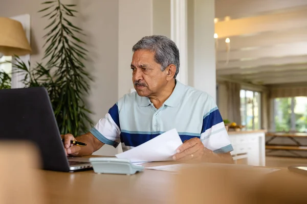 Senior Biracial Man Doet Papierwerk Gebruikt Laptop Eetkamer Financiën Pensioen — Stockfoto