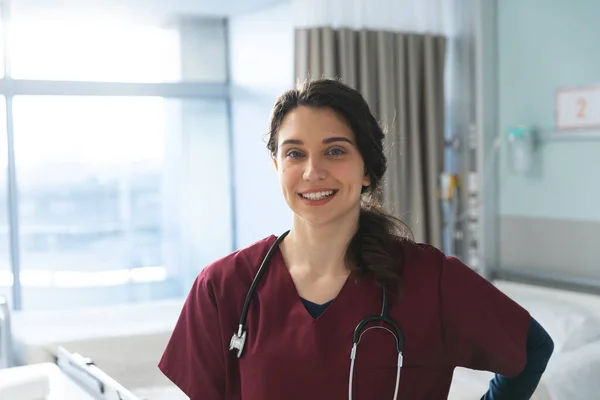 Retrato Médico Feminino Caucasiano Feliz Com Cabelo Castanho Vestindo Esfoliação — Fotografia de Stock