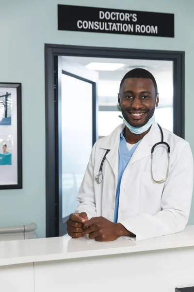 Retrato Feliz Médico Afroamericano Con Bata Laboratorio Estetoscopio Mascarilla Hospital —  Fotos de Stock