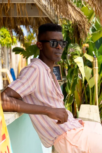 Розслаблений Афроамериканець Сонцезахисних Окулярах Спираючись Лічильник Пристані Наймає Пляжну Хатину — стокове фото