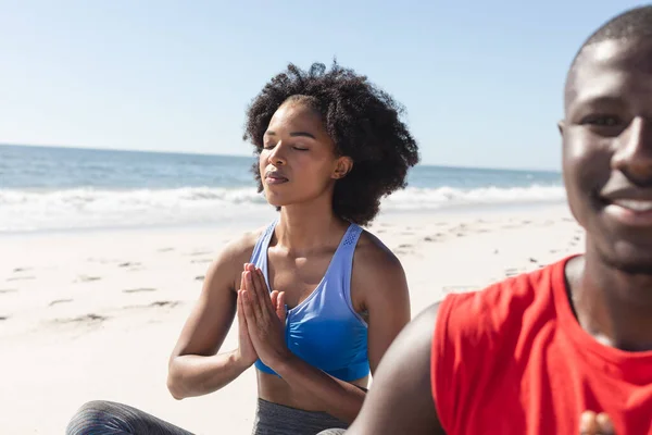Pareja Afroamericana Feliz Forma Practicando Meditación Yoga Sentada Soleada Playa —  Fotos de Stock