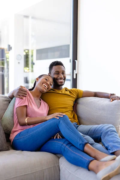 Feliz Pareja Afroamericana Sonriendo Abrazándose Sofá Casa Estilo Vida Relación —  Fotos de Stock