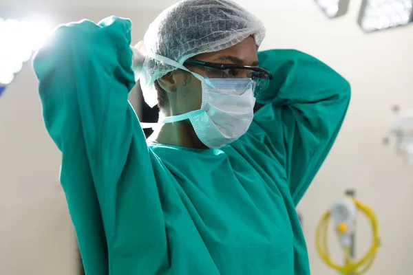 Ameliyathanede Ameliyat Önlüğü Yüz Maskesi Takan Afrikalı Amerikalı Kadın Cerrah — Stok fotoğraf