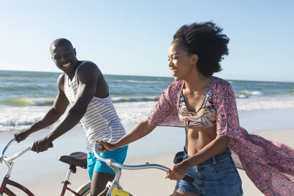 Feliz Pareja Afroamericana Caminando Con Bicicletas Soleada Playa Junto Mar —  Fotos de Stock