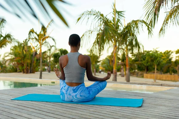 后视镜非洲裔美国妇女练习瑜伽静坐在海滩甲板上 复制空间 Lotus Position Healthy Lifestyle Wellbeing Relaxation Summer Vacation — 图库照片