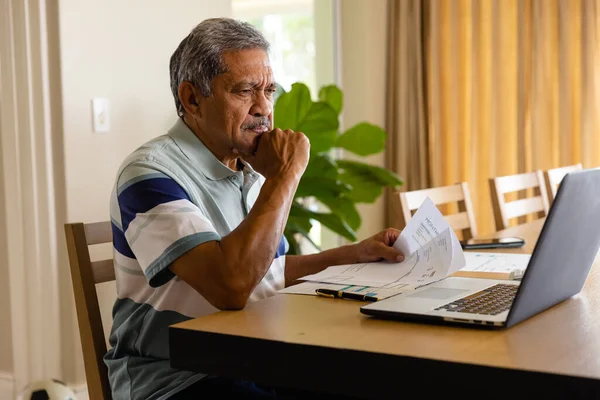 Uomo Anziano Che Scartoffie Usa Portatile Sala Pranzo Finanza Pensione — Foto Stock