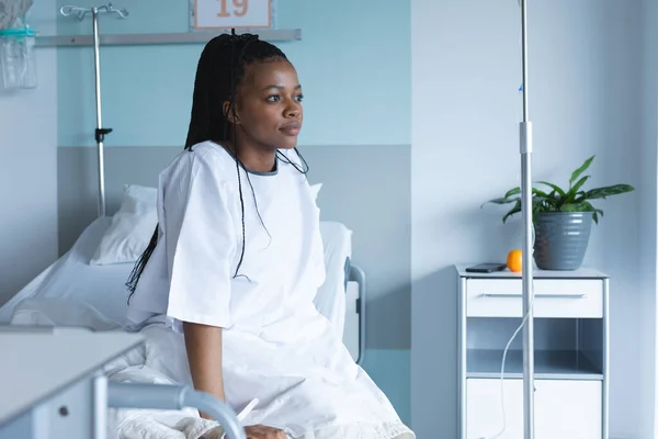 Paciente Afro Americana Sentada Cama Olhando Para Quarto Hospital Hospital — Fotografia de Stock