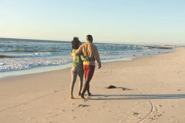 Щаслива Африканська Пара Яка Обіймає Ходить Сонячному Пляжу Біля Моря — стокове фото