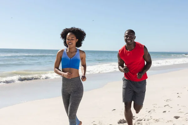 Heureux Forme Couple Afro Américain Exercice Courir Sur Plage Ensoleillée — Photo