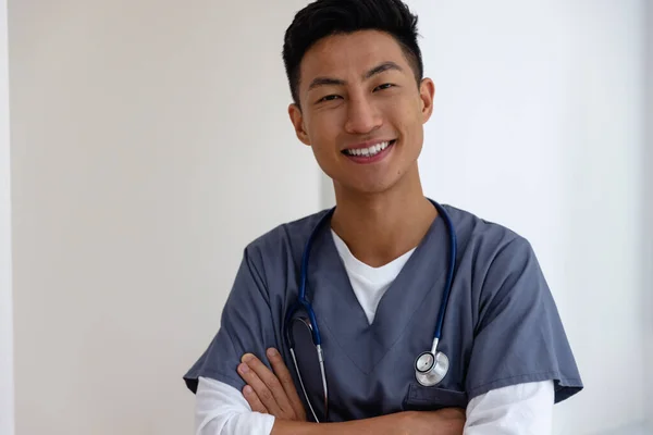 Retrato Feliz Asiático Médico Masculino Contra Pared Blanca Servicios Médicos —  Fotos de Stock
