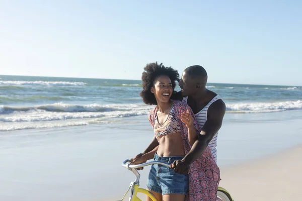 Boldog Afro Amerikai Pár Akik Napfényes Tengerparton Bicikliznek Nyár Romantika — Stock Fotó