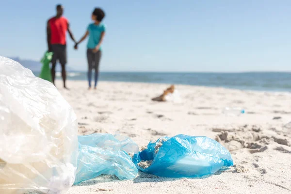Ευτυχισμένο Ζευγάρι Αφρικάνων Που Καθαρίζει Ηλιόλουστες Παραλίες Και Μαζεύει Σκουπίδια — Φωτογραφία Αρχείου