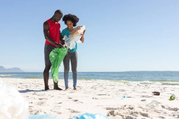 Счастливая Африканская Американская Пара Убирает Солнечный Пляж Собирает Мусор Копирует — стоковое фото