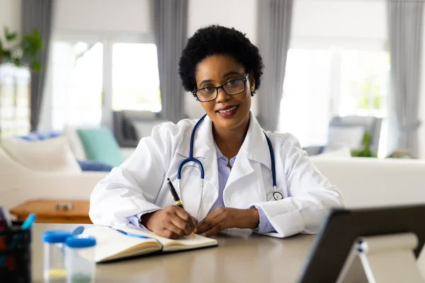 Szczęśliwa Afro Amerykańska Lekarka Dzwoniąca Wideo Jasnym Pokoju Usługi Medyczne — Zdjęcie stockowe