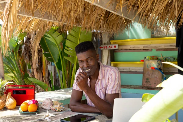 Portrét Šťastného Afrického Američana Laptopem Přepážkou Půjčovny Surfařských Pláží Místní — Stock fotografie