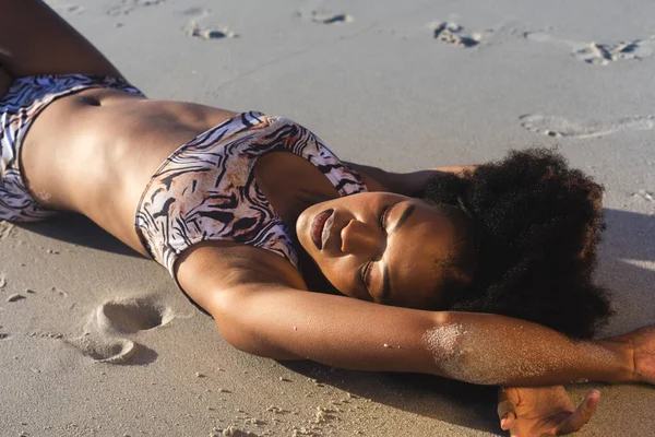 Heureuse Femme Afro Américaine Bikini Couchée Sur Sable Sur Une — Photo