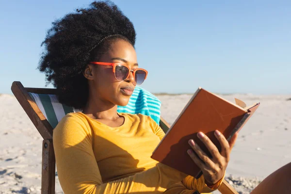 Mulher Americana Africana Feliz Óculos Sol Sentado Livro Leitura Cadeira — Fotografia de Stock