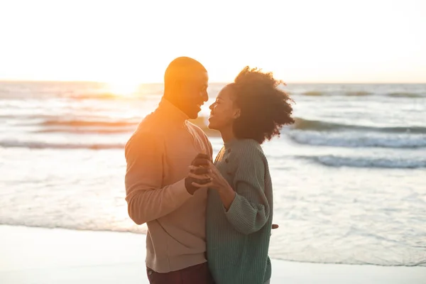 Glad Afrikansk Amerikansk Par Dans Och Leende Soliga Stranden Sommar — Stockfoto