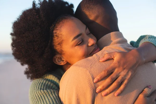 Feliz Casal Afro Americano Abraçando Sorrindo Praia Ensolarada Verão União — Fotografia de Stock