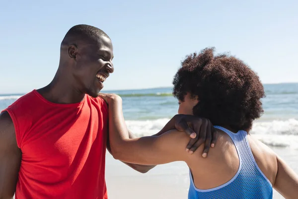 Счастливая Подтянутая Африканская Пара Тренируется Растягивается Улыбается Солнечном Пляже Лето — стоковое фото