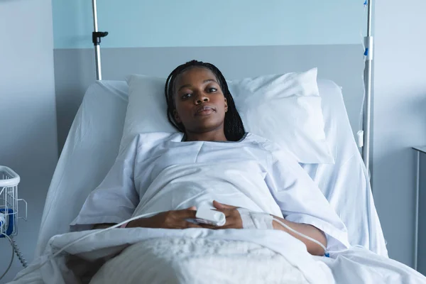 Retrato Uma Paciente Afro Americana Com Tranças Deitada Cama Hospital — Fotografia de Stock