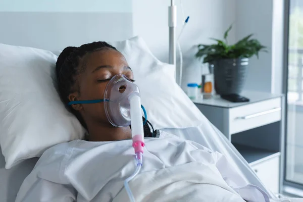 Afroamerikanische Patientin Mit Sauerstoffmaske Auf Dem Bett Krankenhauszimmer Liegend Krankenhaus — Stockfoto