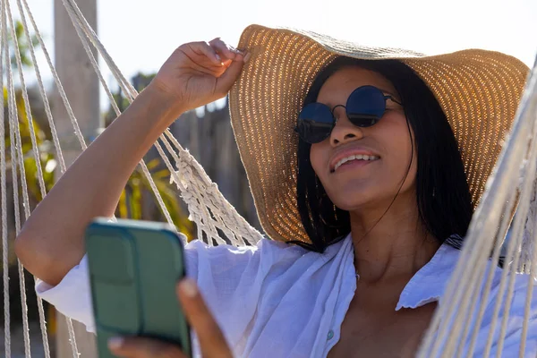 Güneş Gözlüklü Güneş Şapkalı Mutlu Kadın Hamakta Oturmuş Güneşli Sahilde — Stok fotoğraf