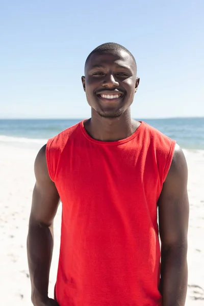 Retrato Del Hombre Afroamericano Feliz Mirando Cámara Sonriendo Playa Soleada —  Fotos de Stock