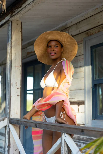 Heureuse Femme Afro Américaine Bikini Chapeau Soleil Debout Sur Porche — Photo