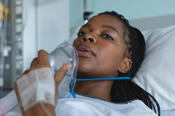 Afrikansk Amerikansk Kvinnlig Patient Med Syrgasmask Liggandes Sängen Sjukhusrummet Sjukhus — Stockfoto