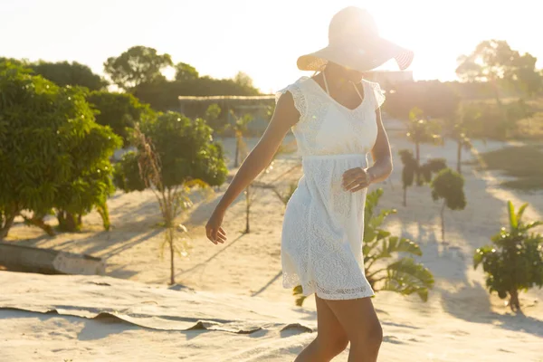 Afroamerikanerin Sonnenhut Und Weißem Strandkleid Tanzt Sonnigen Strand Sommer Freiheit — Stockfoto