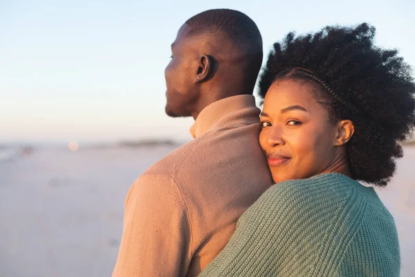 在阳光灿烂的海滩上拥抱和微笑的快乐的非洲裔美国夫妇的画像 在一起 浪漫和度假 没有改变 — 图库照片