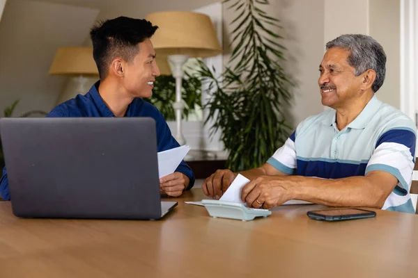 Conselheiro Financeiro Diverso Feliz Homem Sênior Discutindo Papelada Usando Laptop — Fotografia de Stock