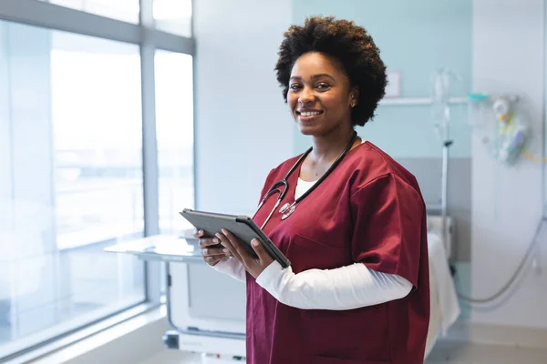 Retrato Doctora Afroamericana Feliz Usando Uniformes Estetoscopio Sosteniendo Tableta Hospital —  Fotos de Stock
