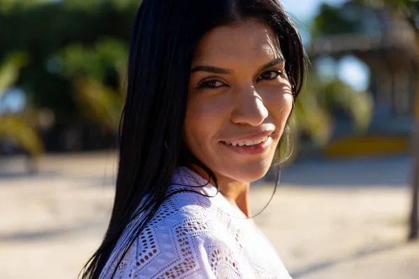 Porträt Einer Glücklichen Birassischen Frau Die Sonnigen Strand Lächelt Sommer — Stockfoto