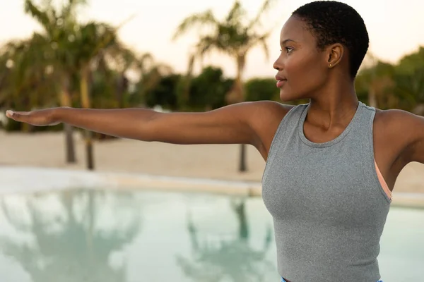 Felice Donna Afroamericana Praticare Yoga Che Estende Bordo Piscina Sulla — Foto Stock