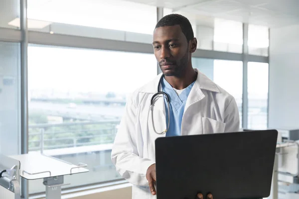 Afrikai Amerikai Férfi Orvos Köpenyben Sztetoszkóppal Laptoppal Kórházban Kórház Kommunikáció — Stock Fotó