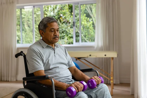 Определенный Старший Расовый Пациент Инвалидном Кресле Гантелями Физиотерапия Здравоохранение Благополучие — стоковое фото