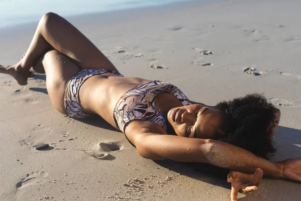 Mulher Americana Africana Feliz Biquíni Deitado Areia Praia Ensolarada Por — Fotografia de Stock
