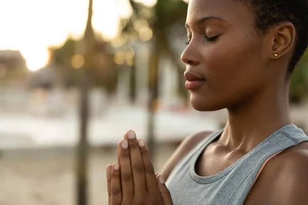 Relajada Mujer Afroamericana Practicando Meditación Yoga Playa Soleada Espacio Para —  Fotos de Stock