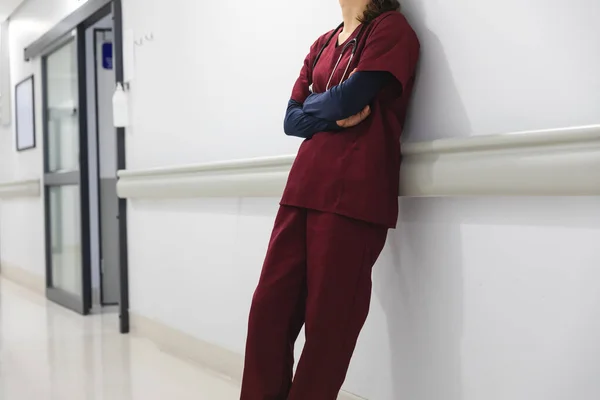 Fehér Doktornő Középső Része Köpenyben Kórház Folyosóján Falra Támaszkodva Kórház — Stock Fotó